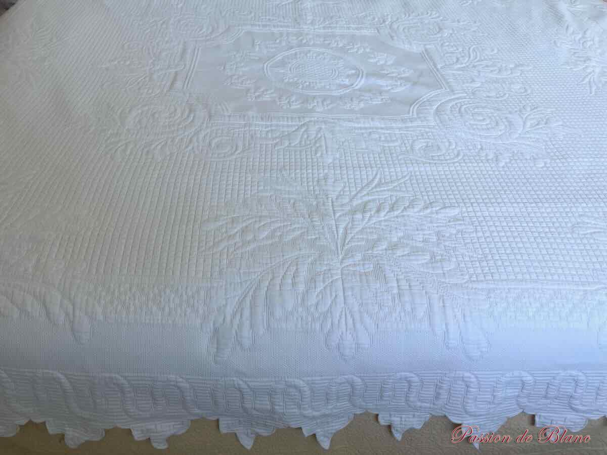 Belle couverture festonnée 4 côtés à la main , piqué Marseillais – Image 8