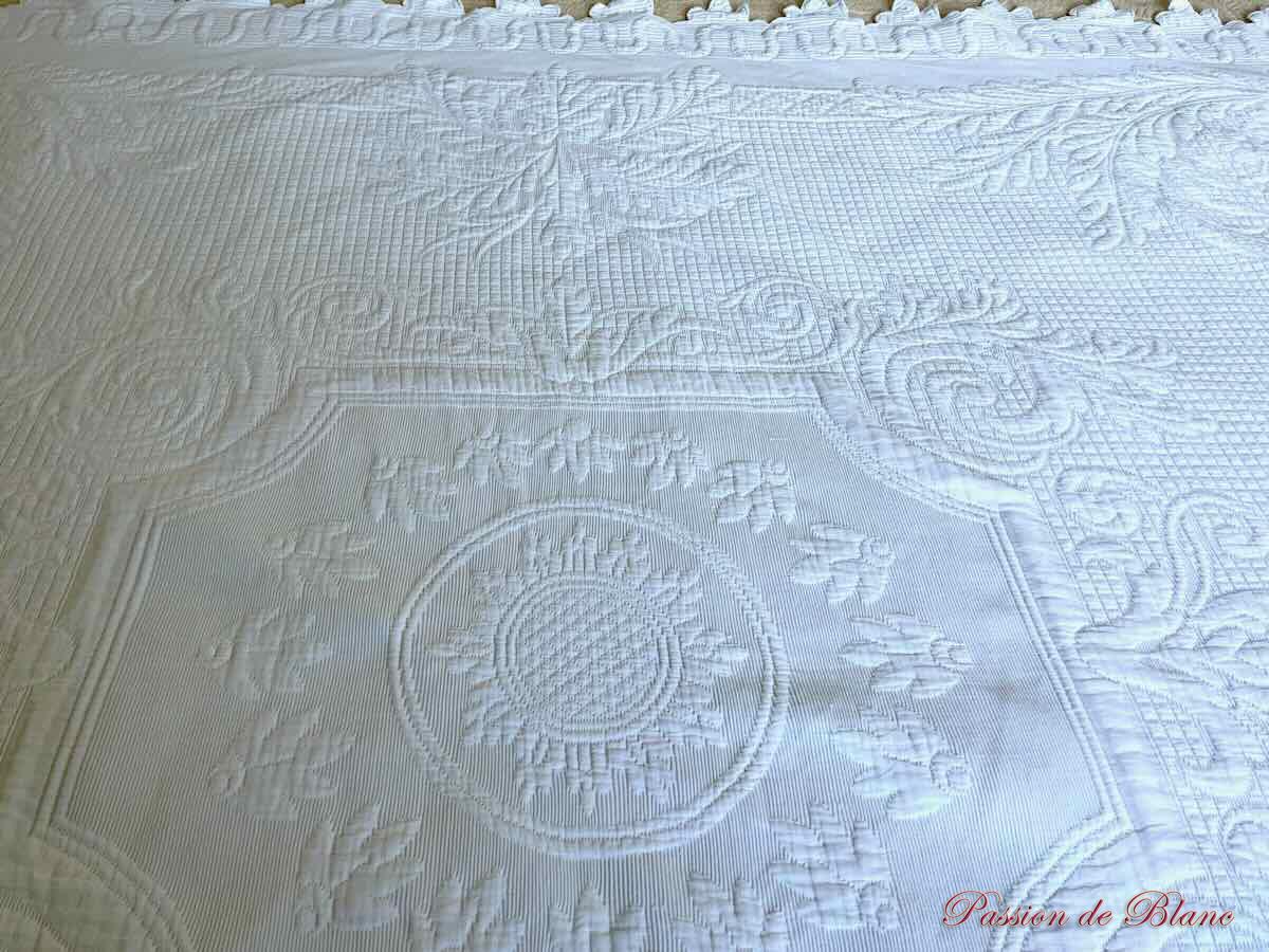 Belle couverture festonnée 4 côtés à la main , piqué Marseillais – Image 7