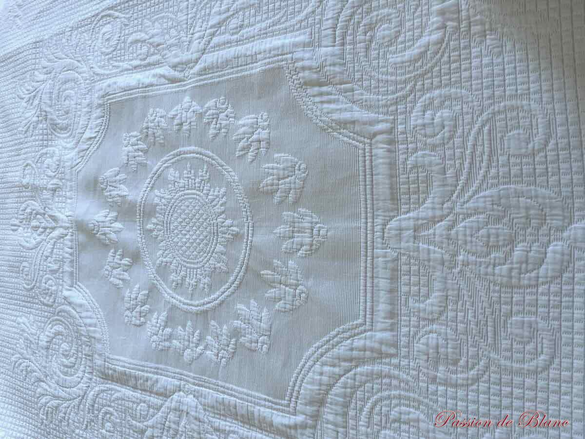 Belle couverture festonnée 4 côtés à la main , piqué Marseillais – Image 6