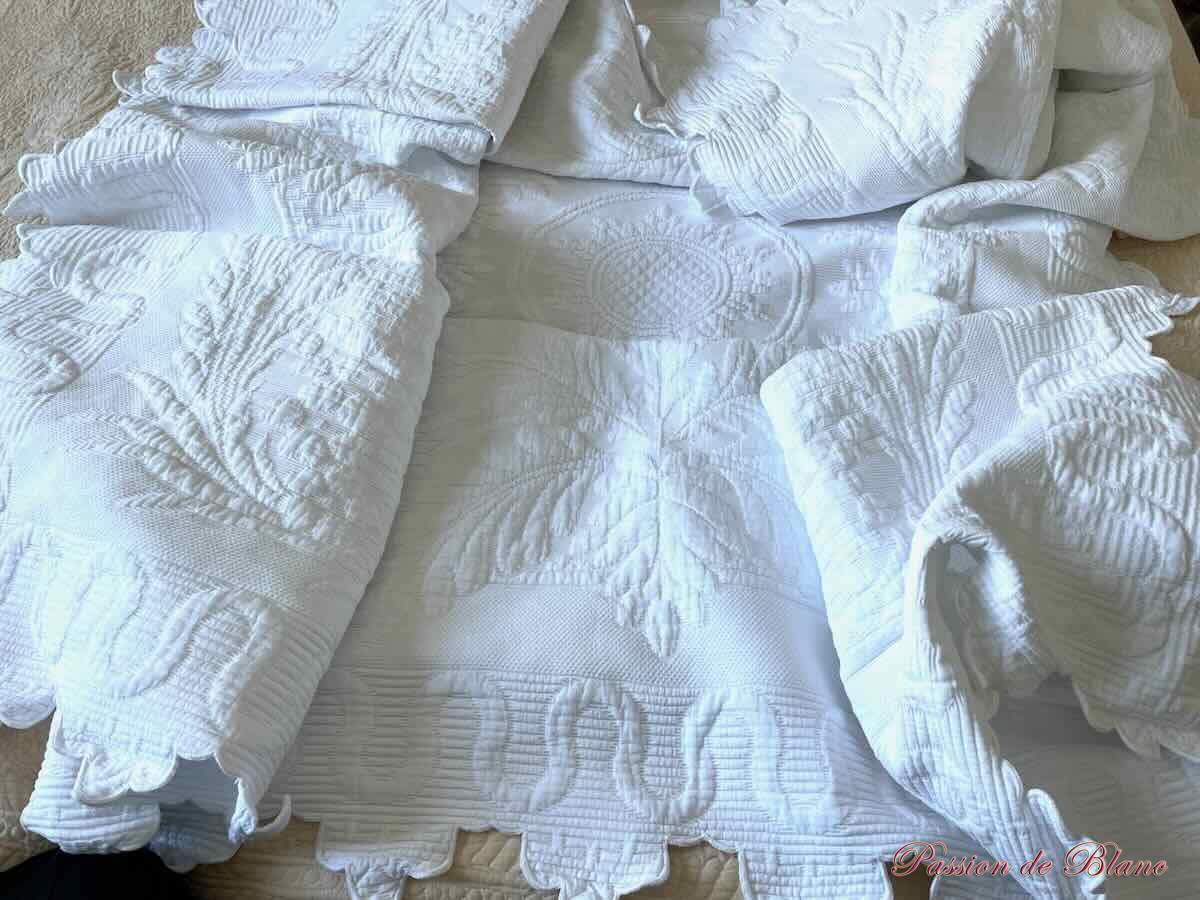 Belle couverture festonnée 4 côtés à la main , piqué Marseillais – Image 3