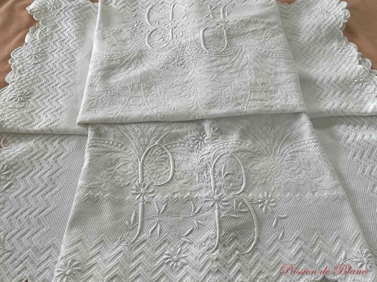 Courtepointe festonnée quatre côtés, 2 monogrammes PB et fleurs – Image 8