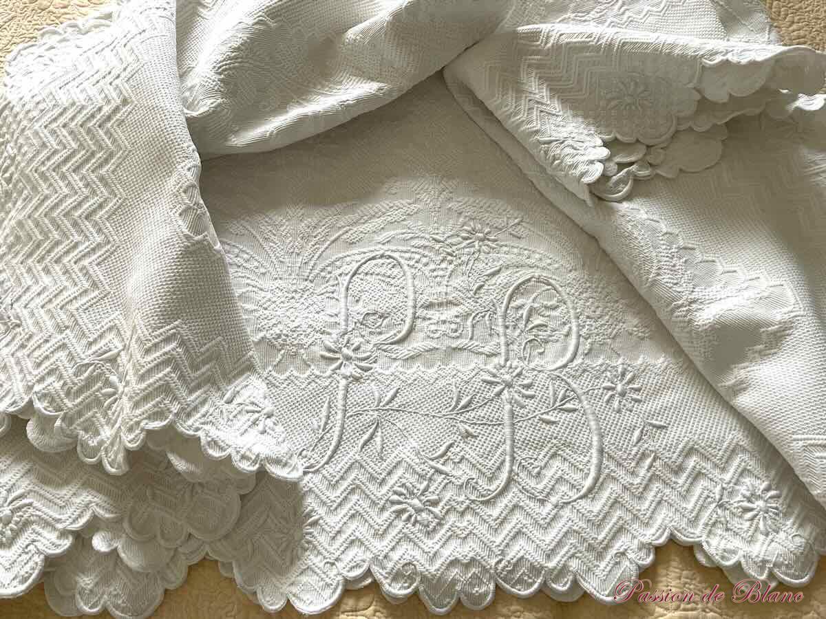 Courtepointe festonnée quatre côtés, 2 monogrammes PB et fleurs – Image 3