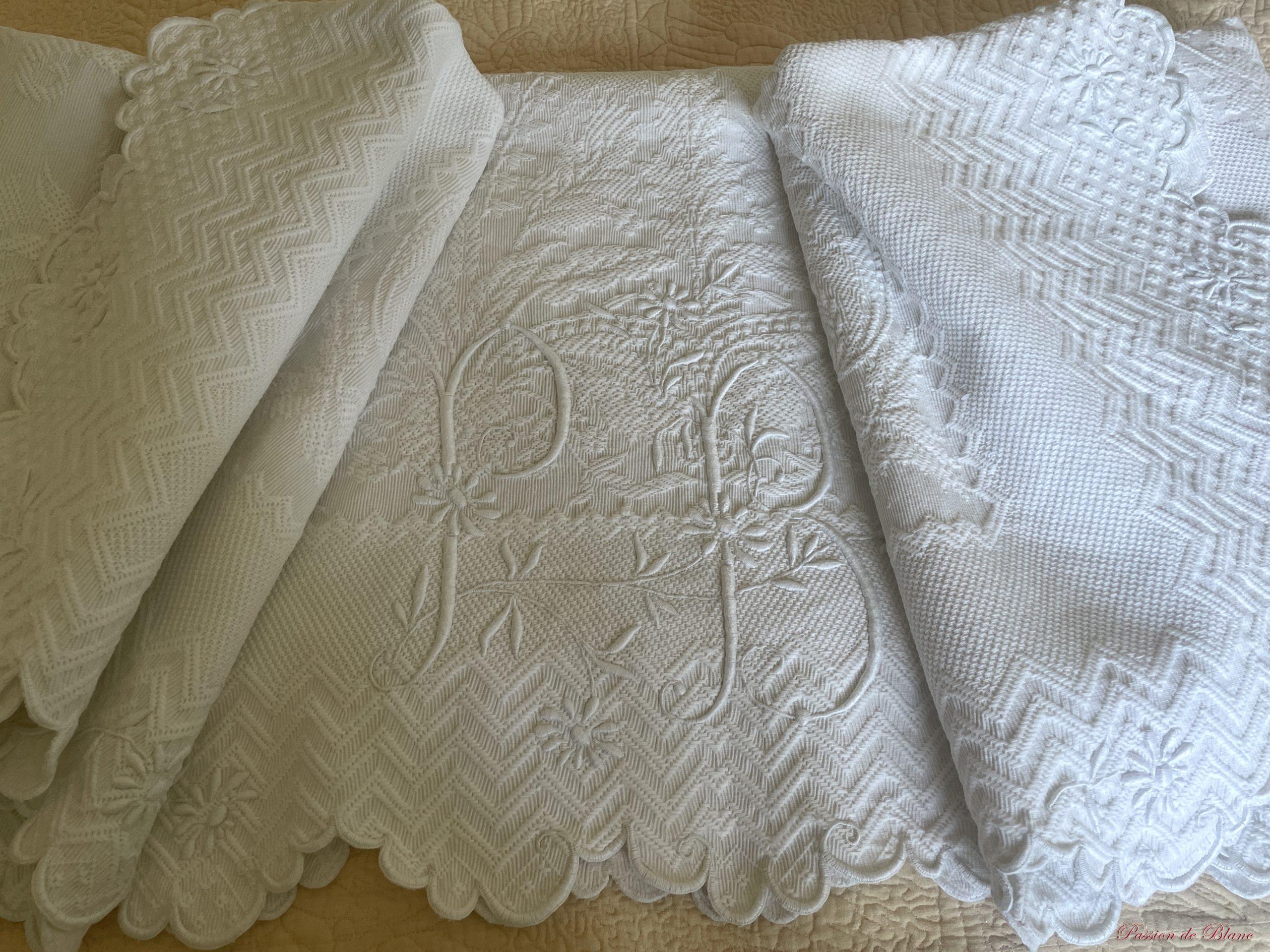 Couverture tissée blanche festonnée