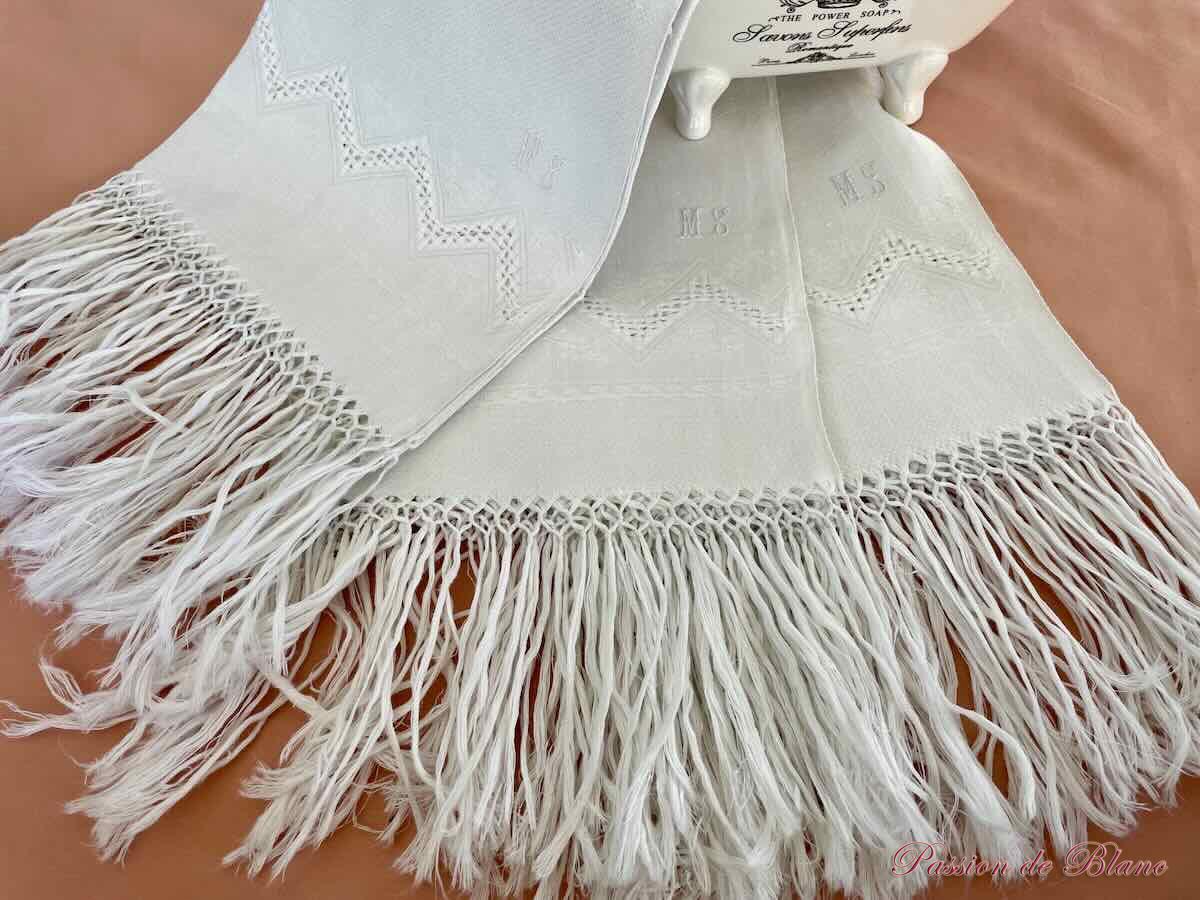 Lot 3 grandes serviettes d'invités lin fin damas, franges nouées – Image 5