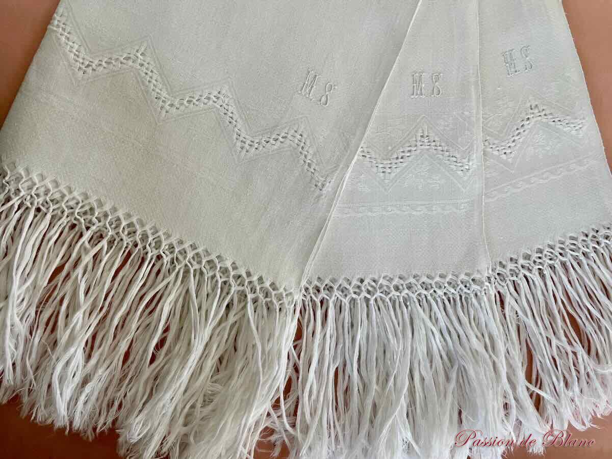 Lot 3 grandes serviettes d'invités lin fin damas, franges nouées – Image 3