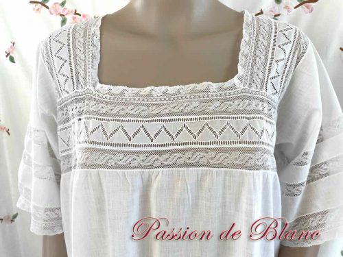 Chemise de nuit avec de fines dentelles sur mousseline de coton
