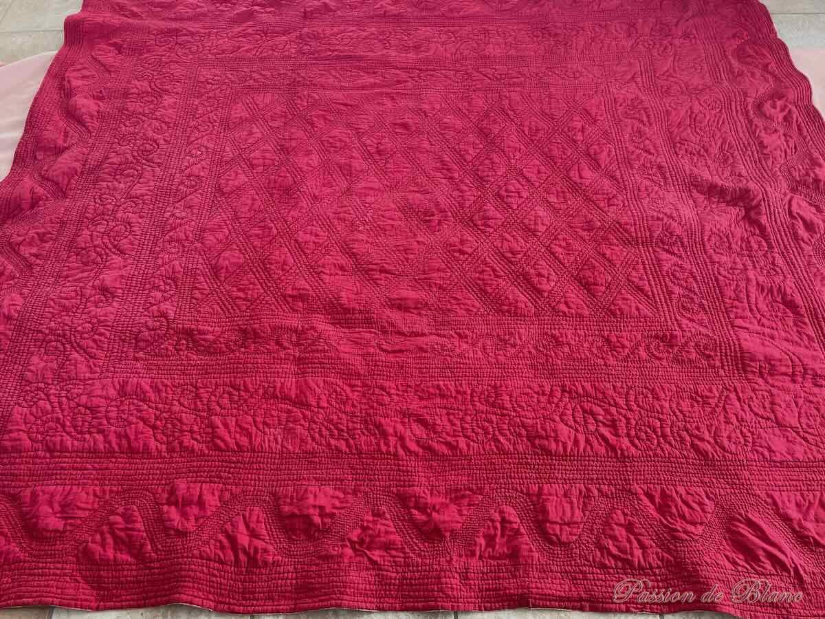 Couverture piquée deux faces: côté rouge grenat,l'autre imprimé de fleurettes – Image 7