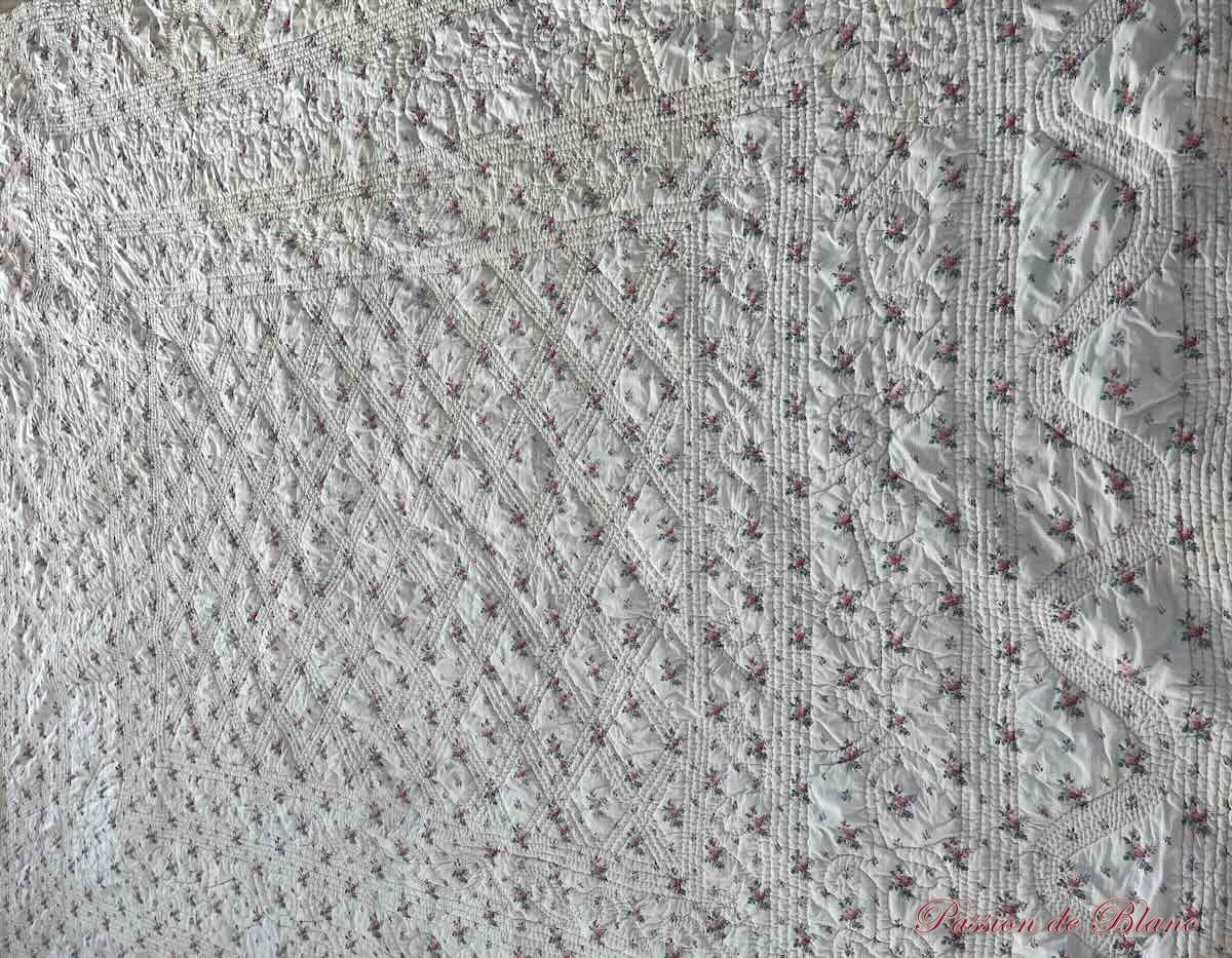 Couverture piquée deux faces: côté rouge grenat,l'autre imprimé de fleurettes – Image 6