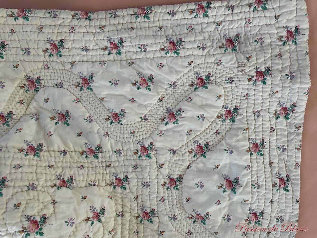 Couverture piquée deux faces: côté rouge grenat,l'autre imprimé de fleurettes – Image 5