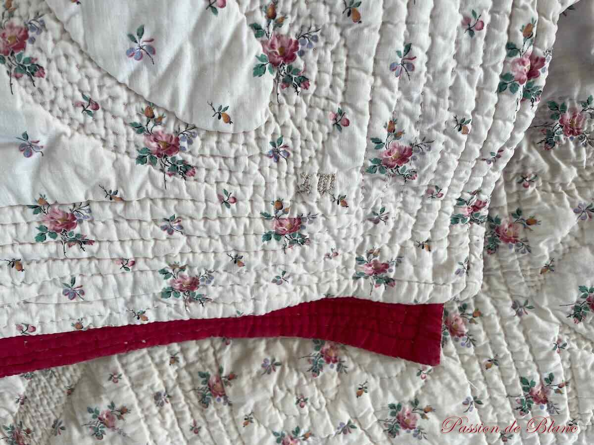 Couverture piquée deux faces: côté rouge grenat,l'autre imprimé de fleurettes – Image 3