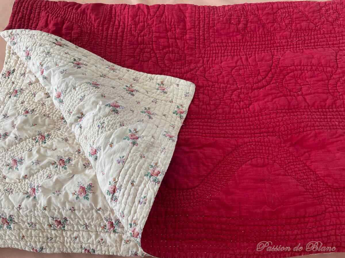 Couverture piquée deux faces: côté rouge grenat,l'autre imprimé de fleurettes – Image 2