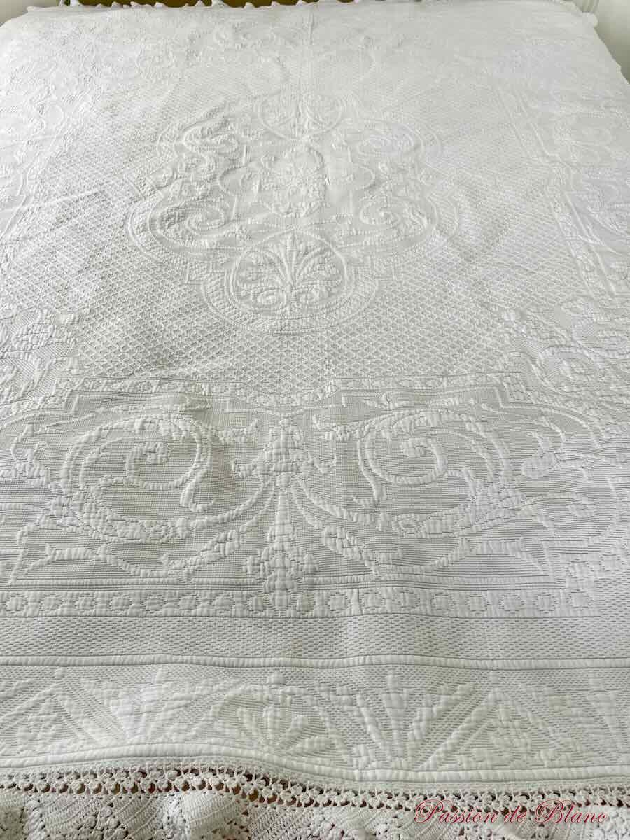 Couverture en piqué Marseillais, beau relief dentelle quatre côtés – Image 2