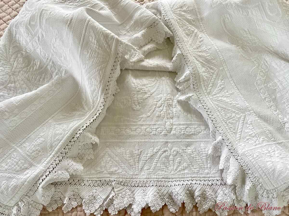 Couverture en piqué Marseillais, beau relief dentelle quatre côtés – Image 9