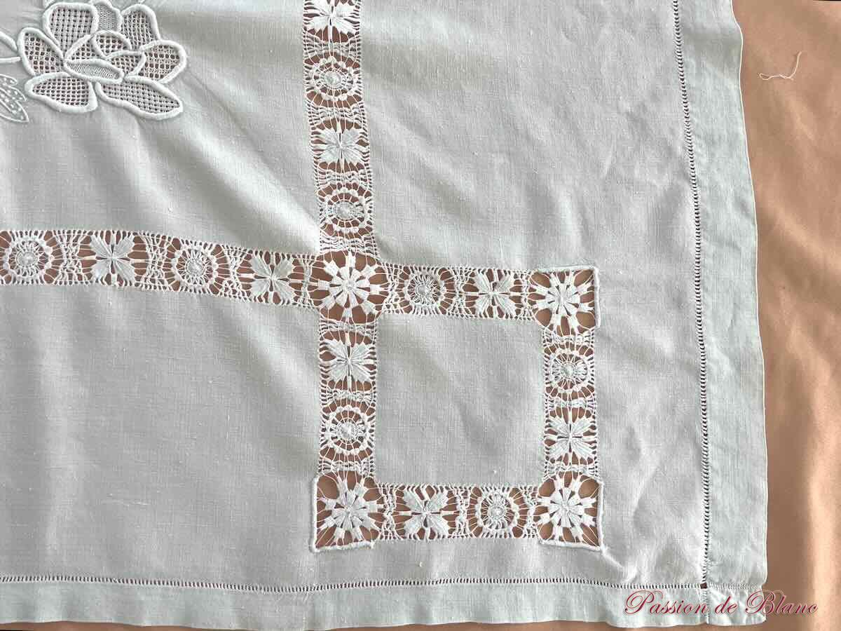 Nappe imposantes broderies main