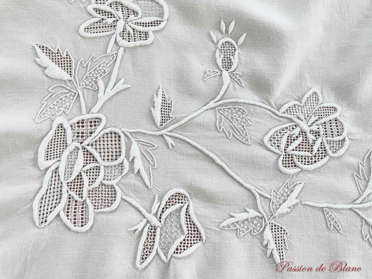 Belle nappe avec imposantes broderies fleuries sur toile de lin – Image 6