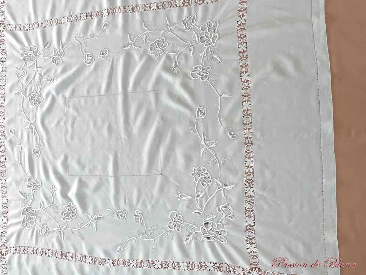 Belle nappe avec imposantes broderies fleuries sur toile de lin – Image 5