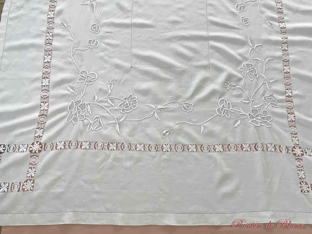 Belle nappe avec imposantes broderies fleuries sur toile de lin – Image 4