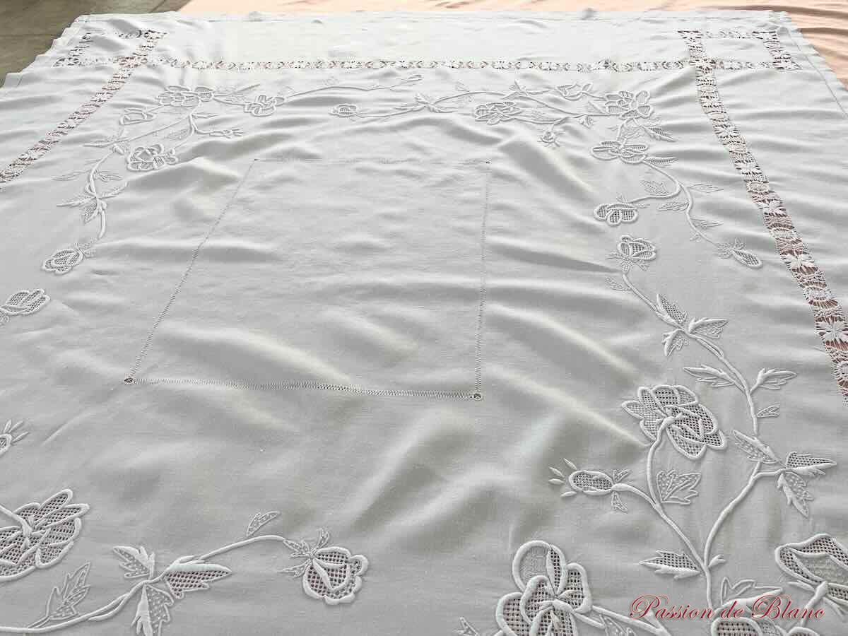 Belle nappe avec imposantes broderies fleuries sur toile de lin – Image 3