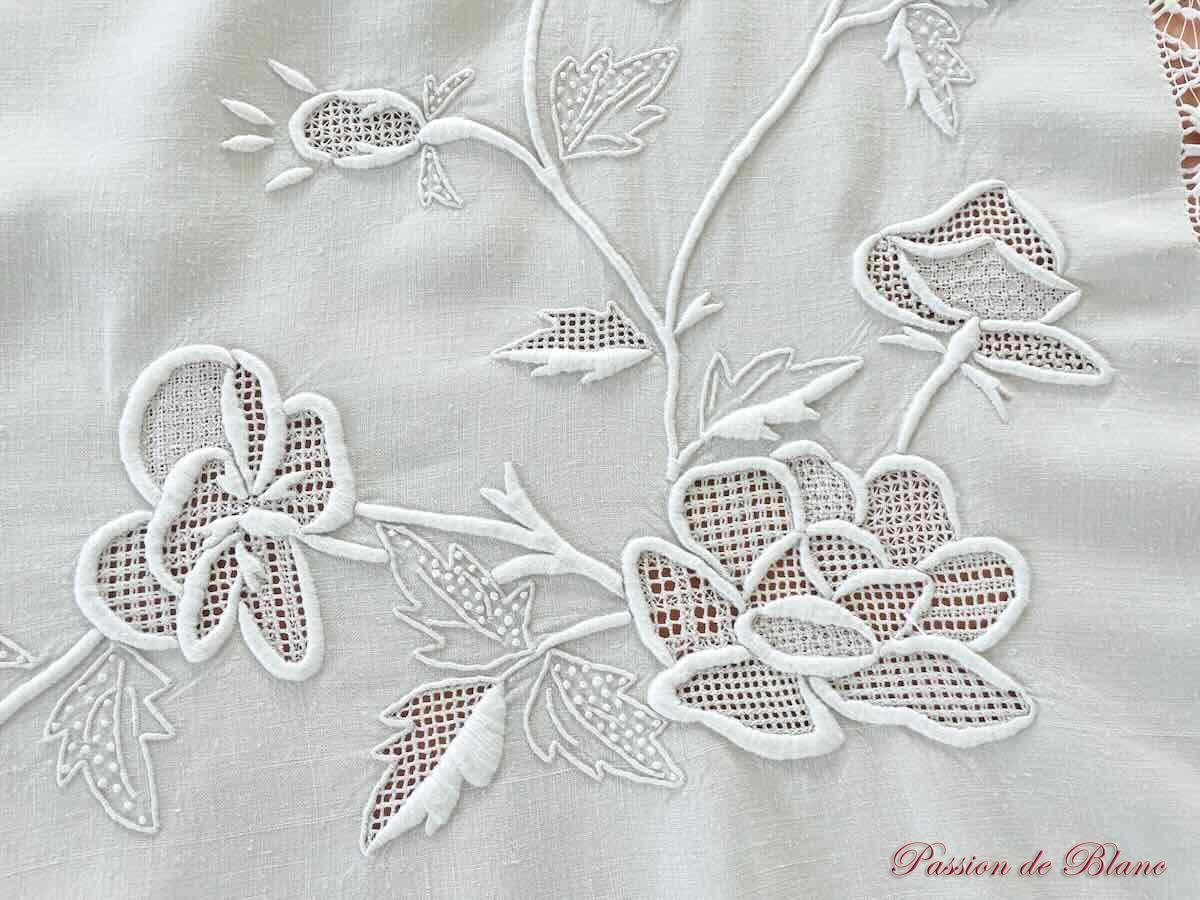 Belle nappe avec imposantes broderies fleuries sur toile de lin – Image 2