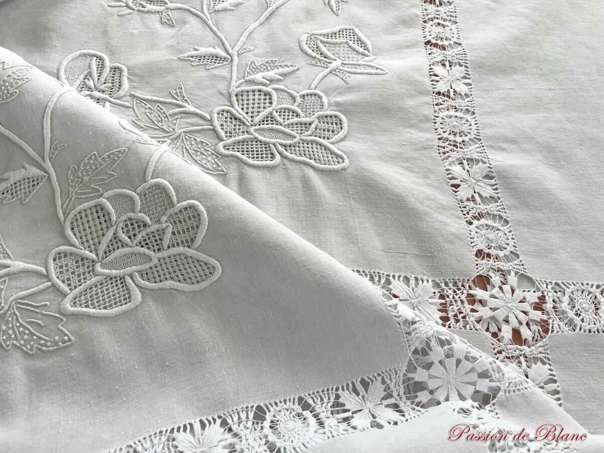 Belle nappe avec imposantes broderies fleuries sur toile de lin – Image 8