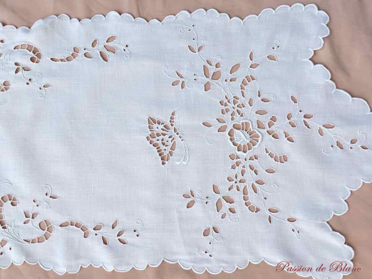 Grand napperon broderie main papillons fleurs