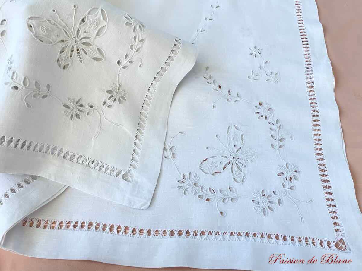 Petite nappe broderie Anglaise