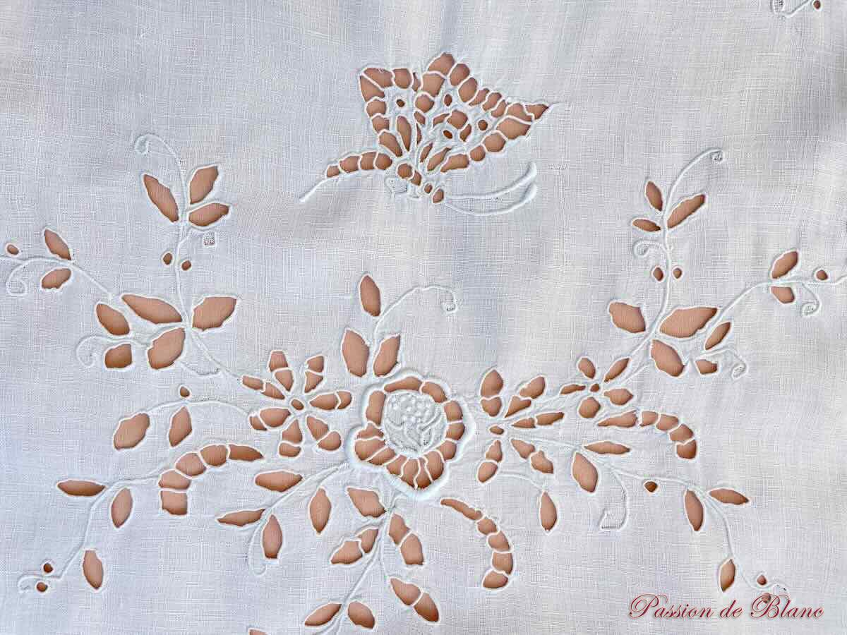 Chemin table avec broderie Anglaise: fleurs, papillons sur lin fin – Image 5