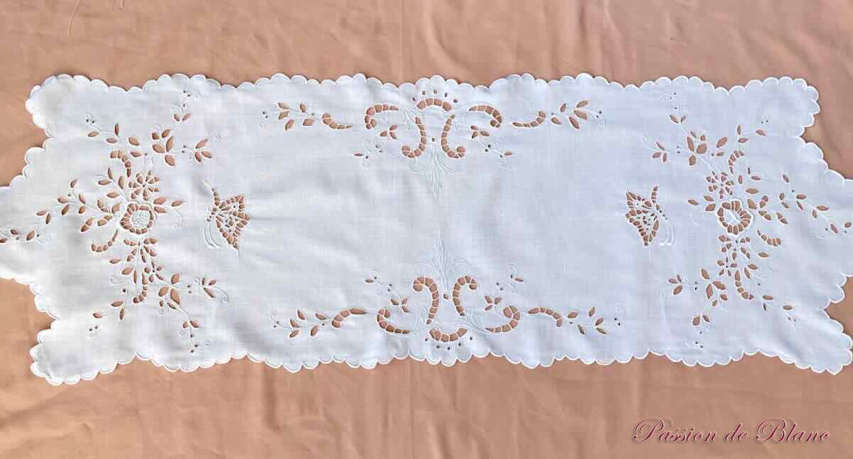 Chemin table avec broderie Anglaise: fleurs, papillons sur lin fin – Image 4
