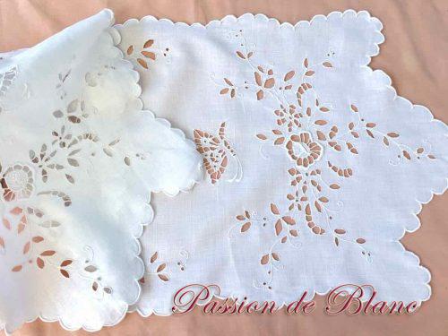 Grand napperon broderie main papillons fleurs