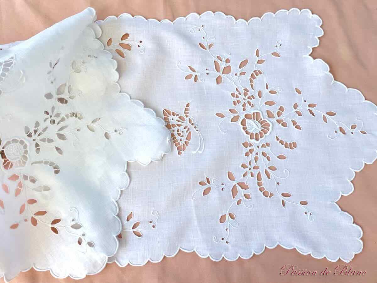 Grand napperon broderie main papillons fleurs