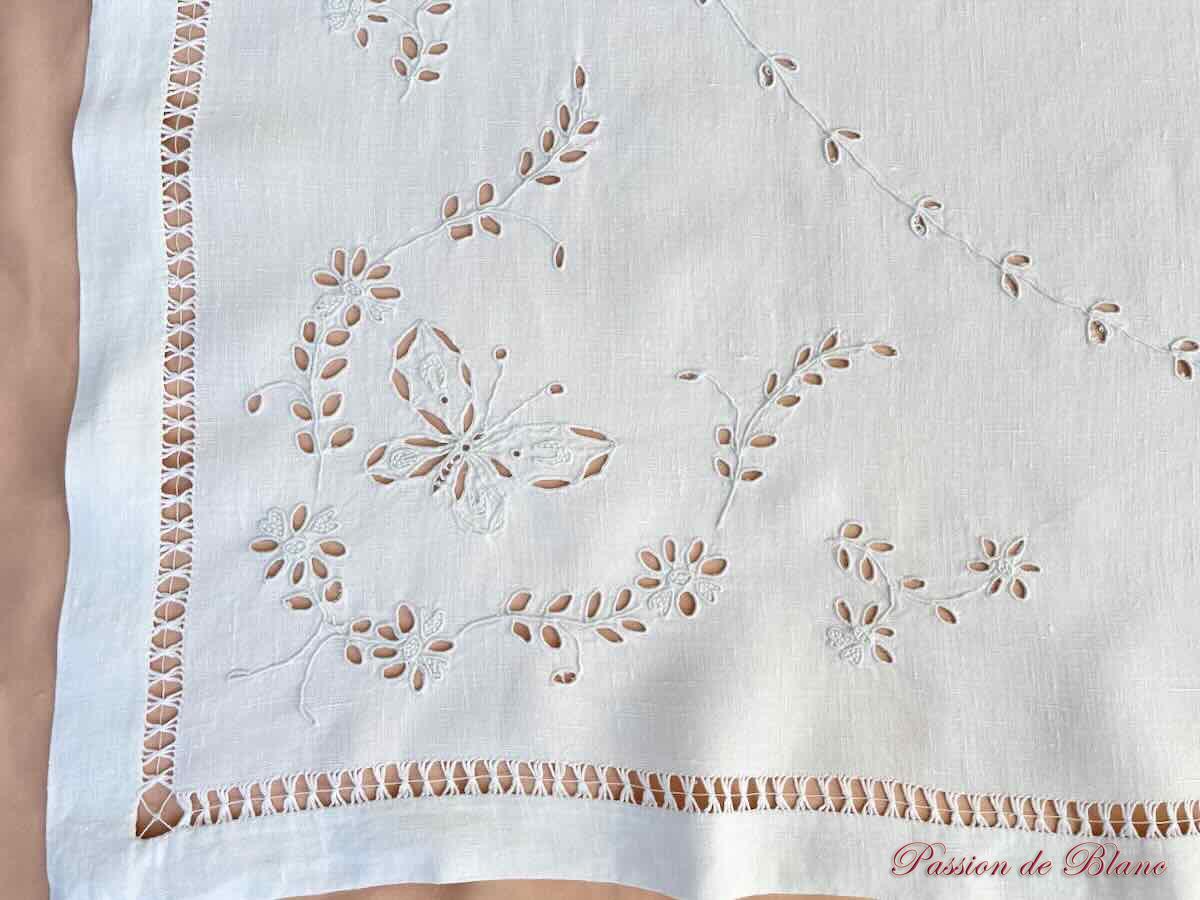Petite nappe richement brodée main avec broderie Anglaise sur toile lin – Image 2