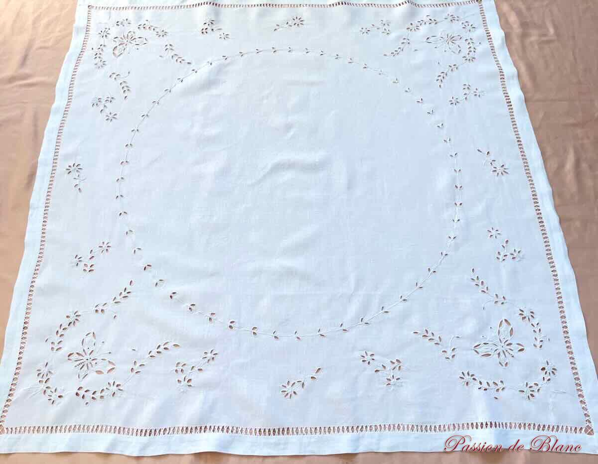 Petite nappe richement brodée main avec broderie Anglaise sur toile lin – Image 3