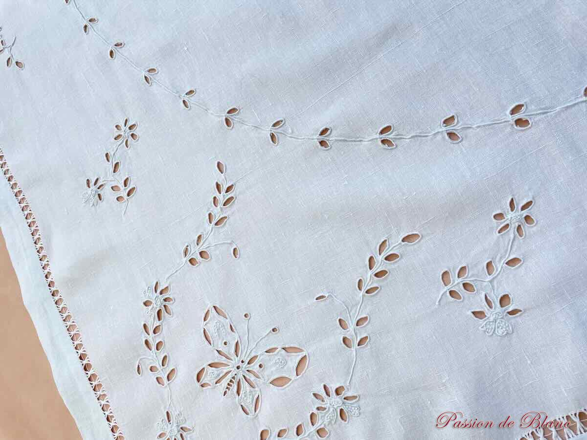 Petite nappe lin broderie Anglaise