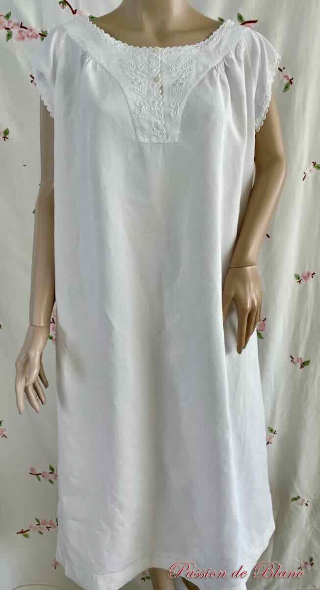 Chemise de jour avec empiècement brodé de fleurs sur toile de lin fin – Image 3