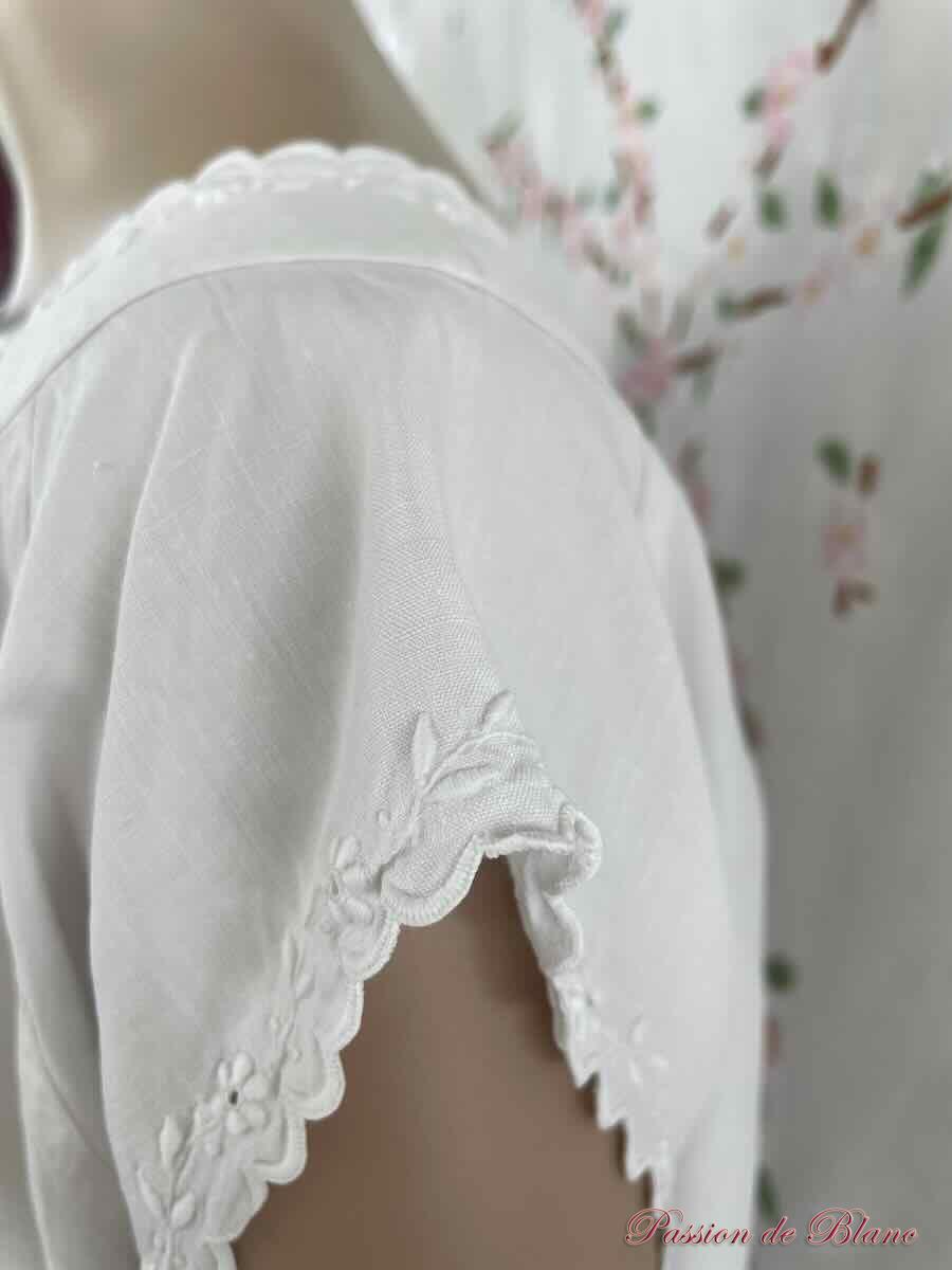 Chemise de jour avec empiècement brodé de fleurs sur toile de lin fin – Image 7
