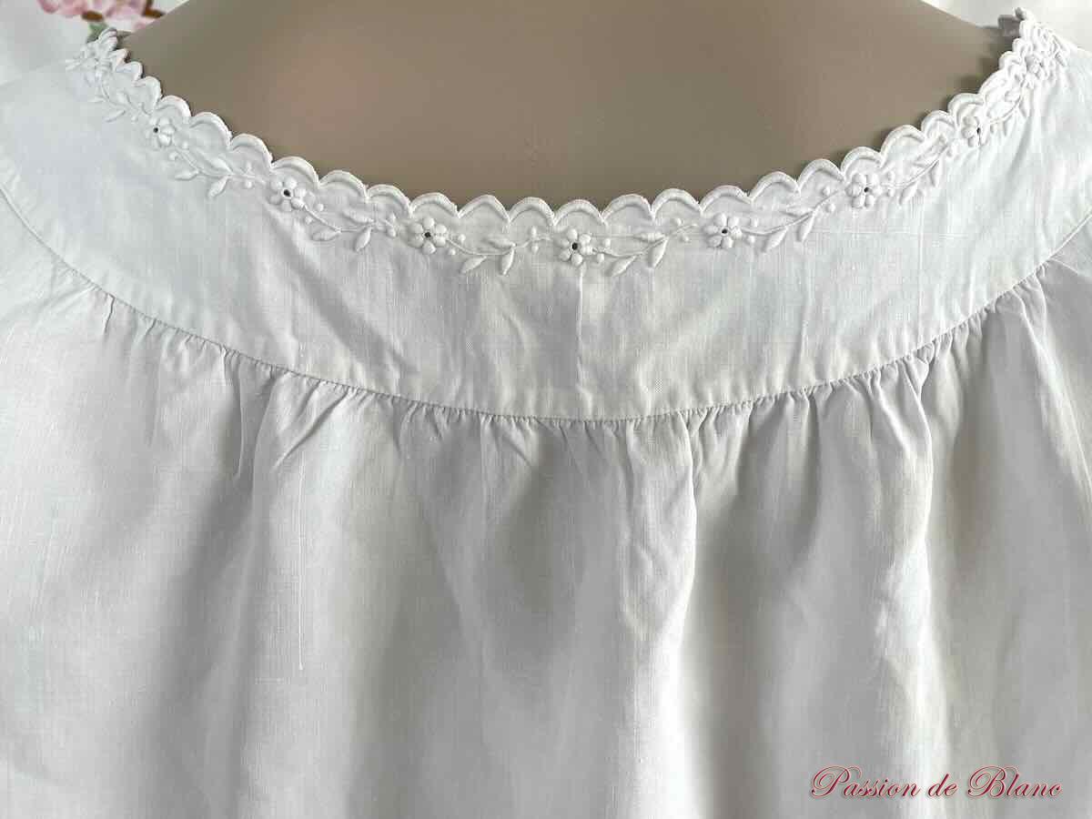 Chemise de jour avec empiècement brodé de fleurs sur toile de lin fin – Image 6