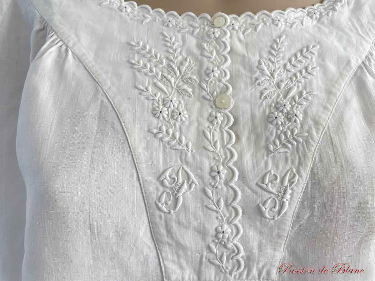 Chemise de jour avec empiècement brodé main sur toile de lin – Image 4