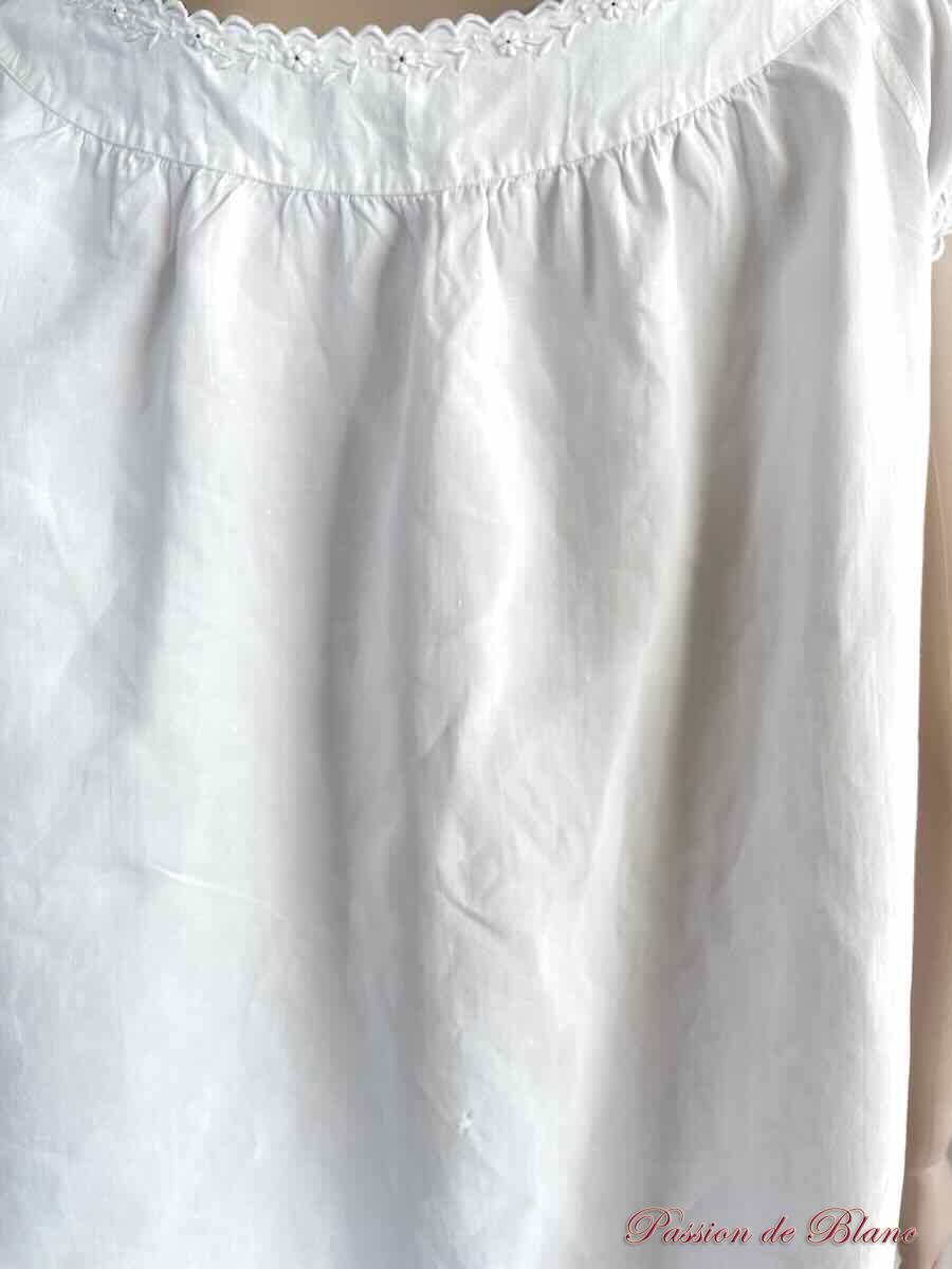 Chemise de jour avec empiècement brodé main sur toile de lin – Image 3