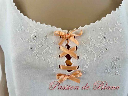 Chemise brodée main lin fin