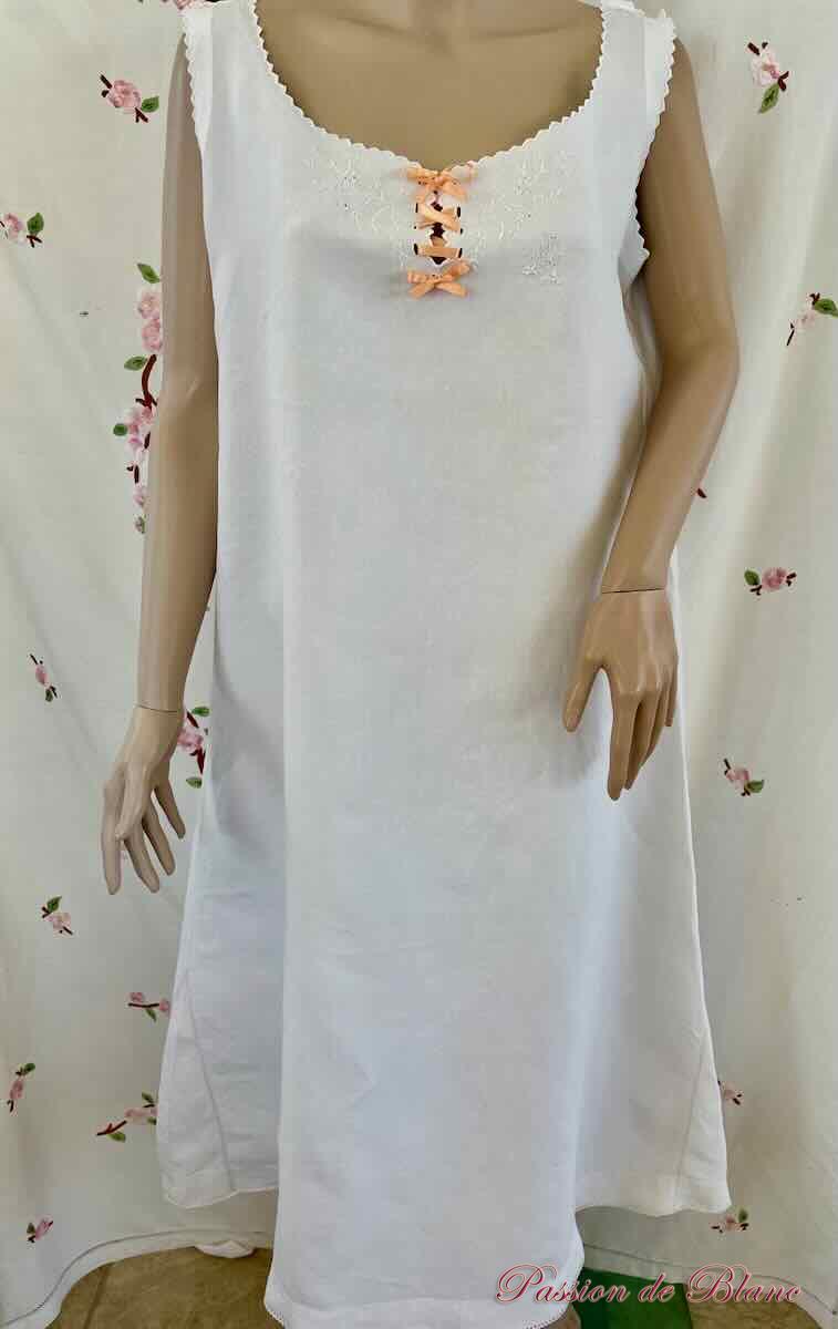 Chemise de jour entièrement brodée main sur toile de lin fin – Image 6