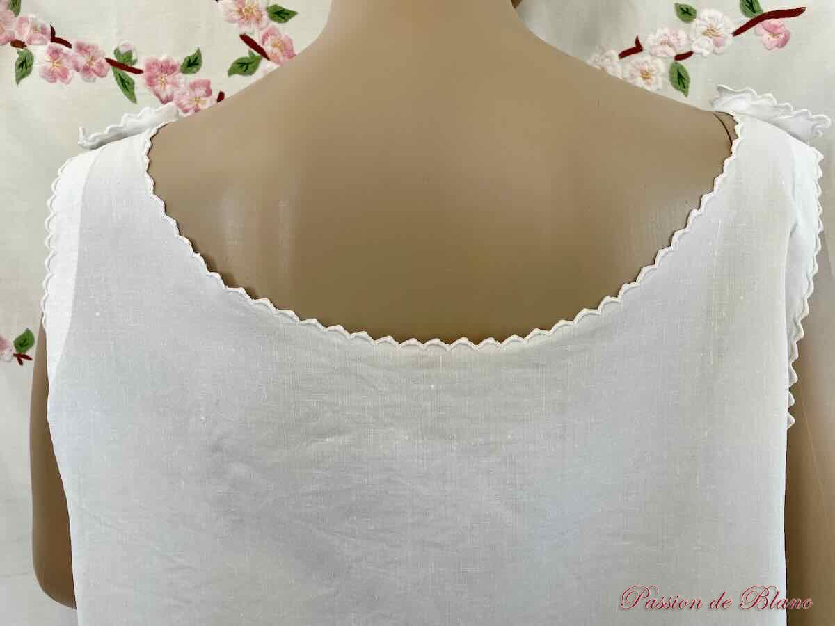 Chemise de jour entièrement brodée main sur toile de lin fin – Image 2