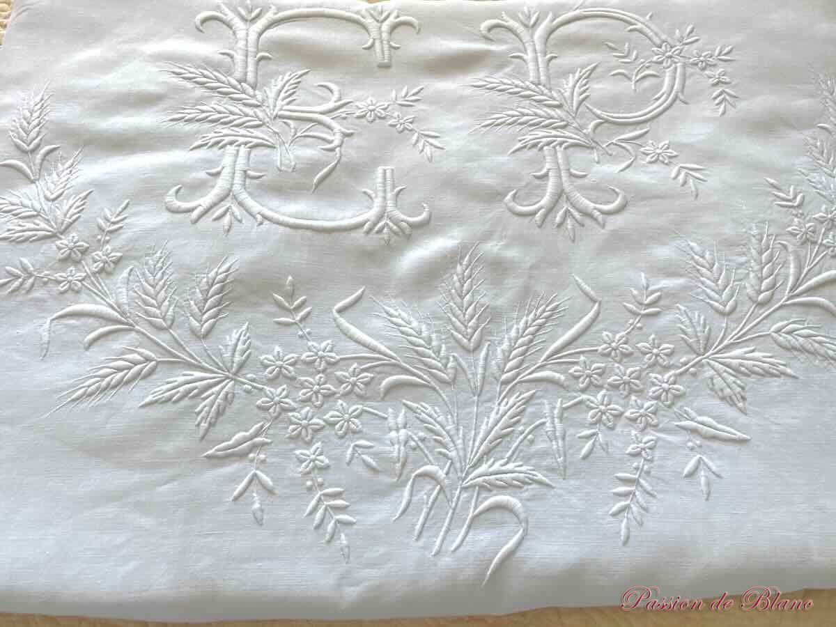 Drap de lin fin : imposante broderie main pour le monogramme EP – Image 7