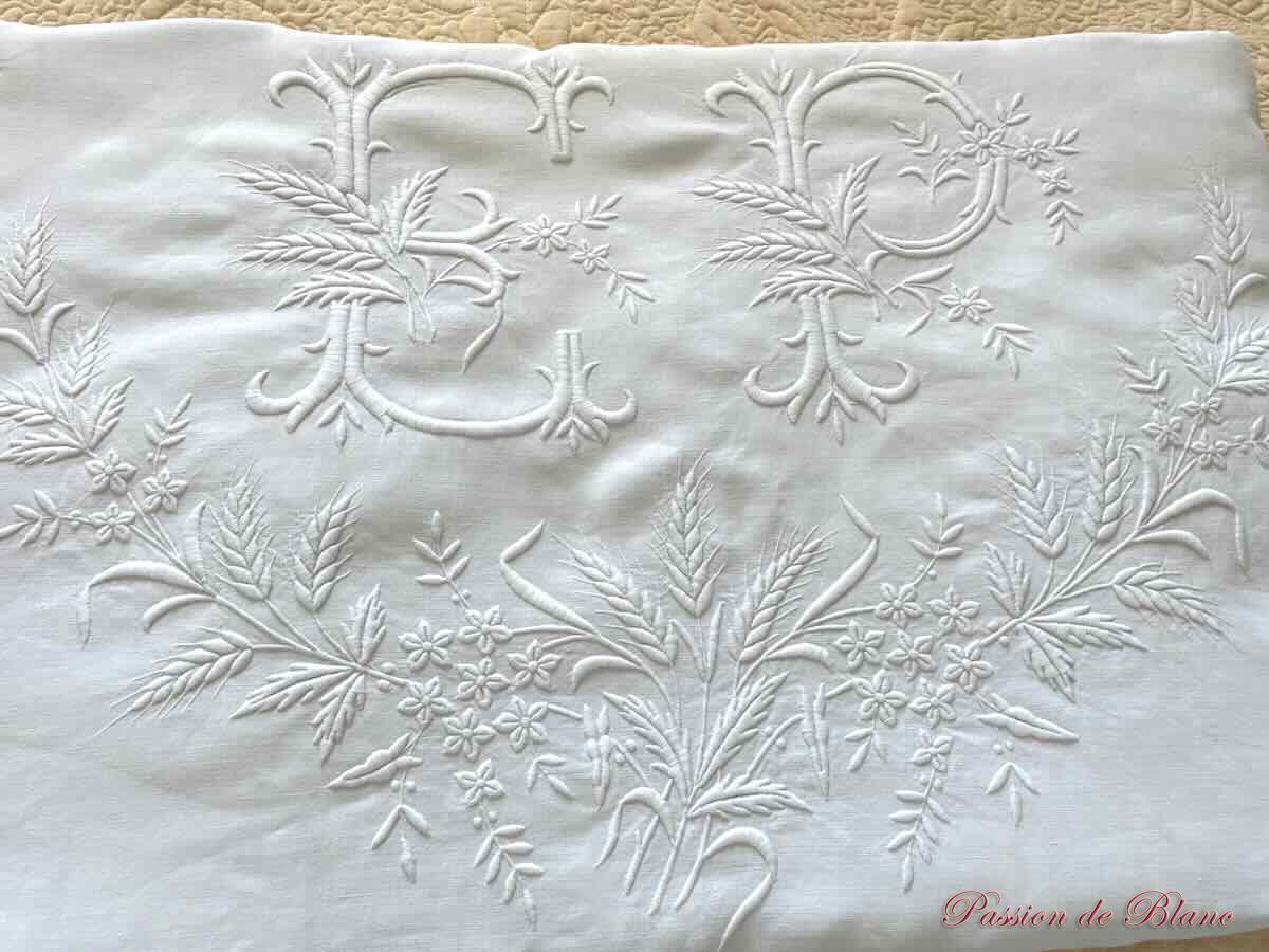 Drap de lin fin : imposante broderie main pour le monogramme EP – Image 6