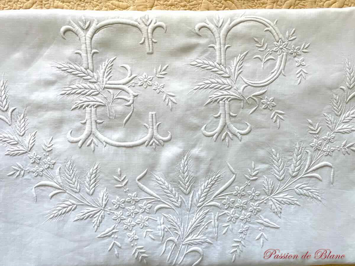 Drap de lin fin : imposante broderie main pour le monogramme EP – Image 4