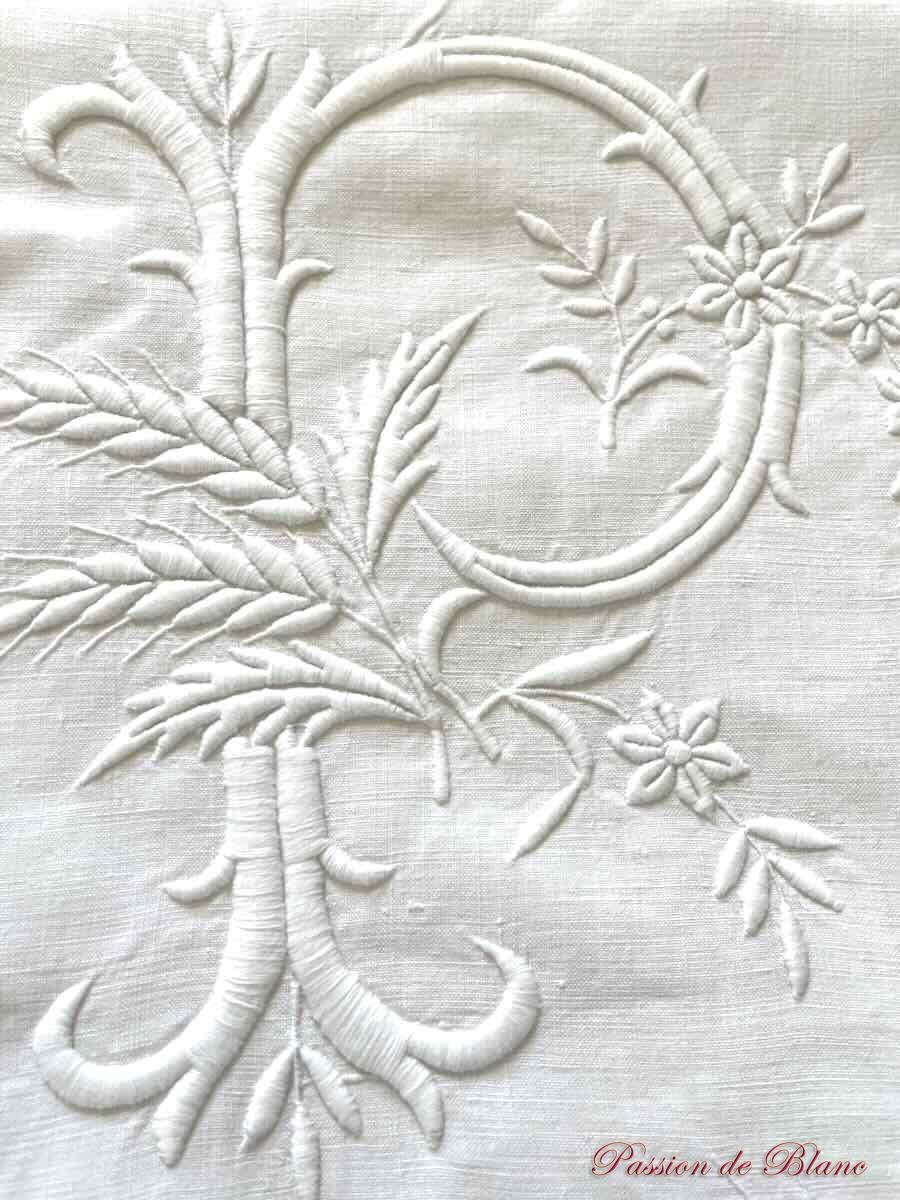 Drap de lin fin : imposante broderie main pour le monogramme EP – Image 3
