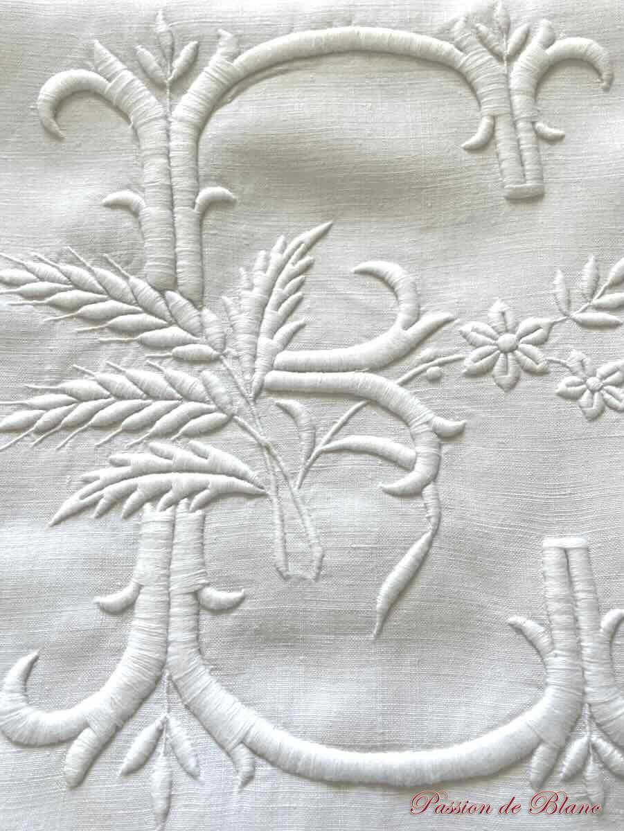 Drap de lin fin : imposante broderie main pour le monogramme EP – Image 2