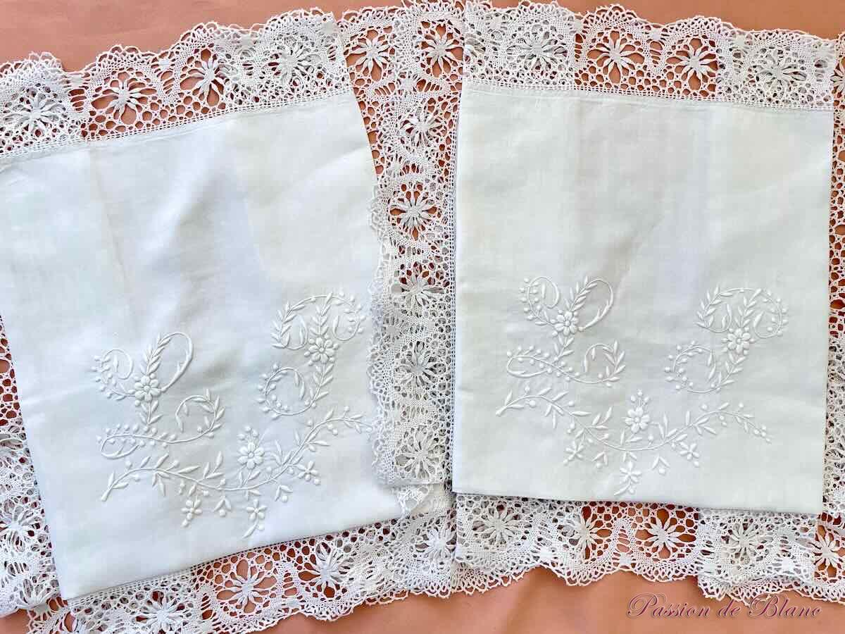 Paire de taies encadrement dentelle fuseaux