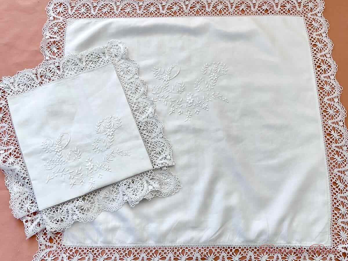 Belle paire de taies lin fin monogramme LP avec dentelle aux fuseaux – Image 3