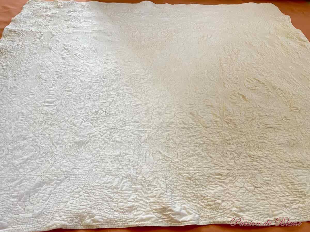 Fine Courtepointe piquée main réalisée sur toile coton blanc – Image 9