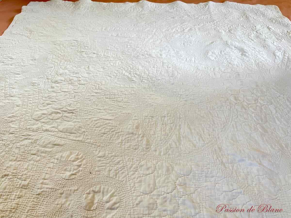 Fine Courtepointe piquée main réalisée sur toile coton blanc – Image 5